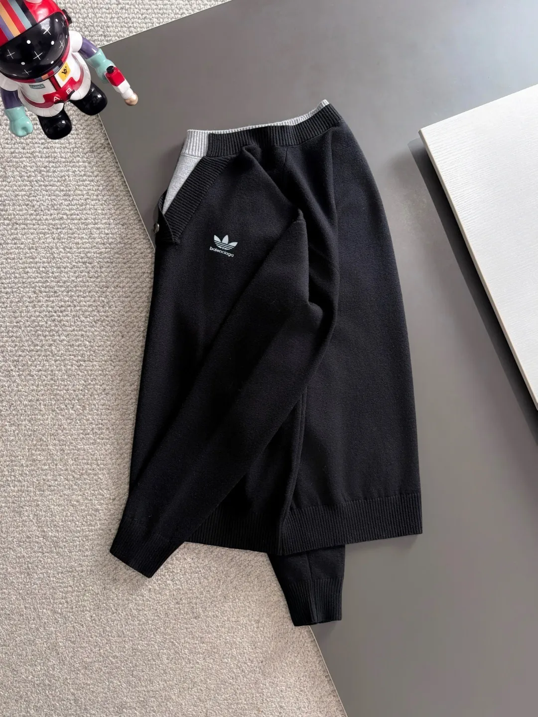 Next day shipping P195 Balenciaga high quality 2026 autumn and winter official website latest sweater, on sale at the same time at the counter Hot Sale! Specially made of wool blended fabric. It feels comfortable and can be directly in contact with the skin. The logo badge is exquisitely embroidered, which is extremely eye-catching! The details highlight the fashionable charm of big brands. Exquisite workmanship. Three-dimensional cutting style. The wearing effect is invincible and handsome! All three standards are complete! Sizes:M-3XL